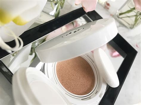 chanel le blanc oil in cream compact foundation|LE BLANC BRIGHTENING COMPACT FOUNDATION .